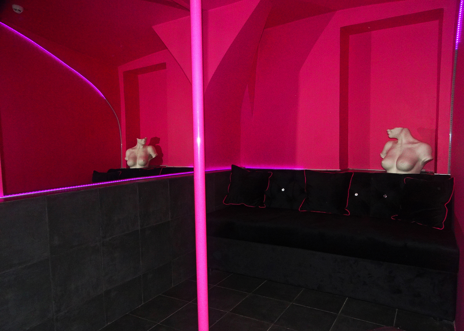 Розовая приватная комната