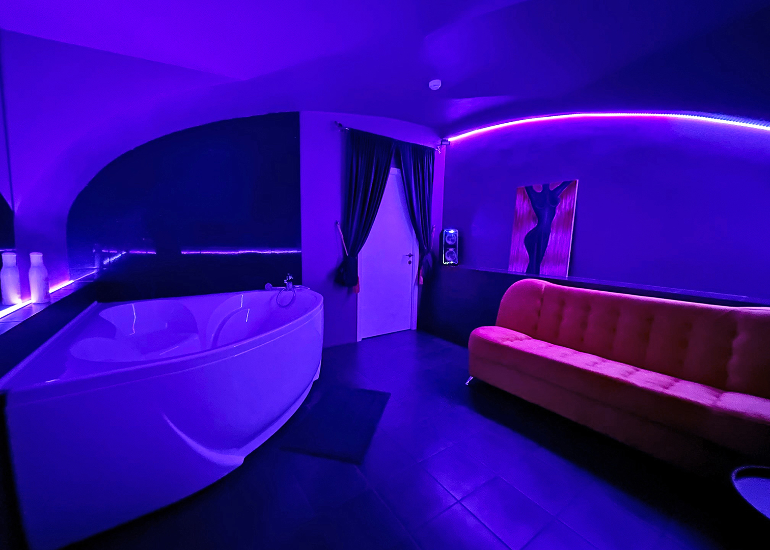 Фиолетовая приватная комната
